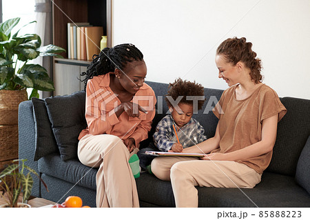 Mothers Looking at Drawing Kid 85888223