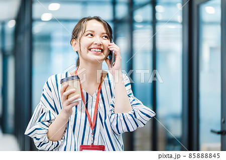 オフィスで女性がスマホを使うイメージ オフィスで女性がスマホを使うイメージ 85888845
