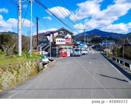 佐賀県多久市前田の商店へ続く田舎道 佐賀県多久市前田の商店へ続く田舎道 85890372