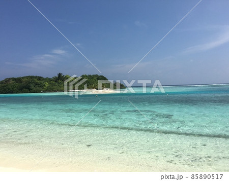 モルディブの透き通ったエメラルドグリーンの海とビーチ 85890517