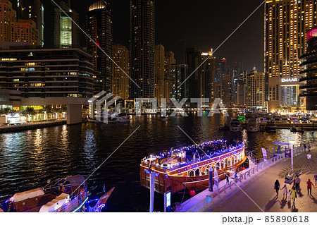 【UAE】ドバイ、河川沿いに停泊する観光船と煌びやかな夜景 85890618