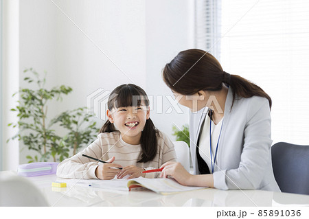 塾で個別指導を受ける女の子 小学生 85891036