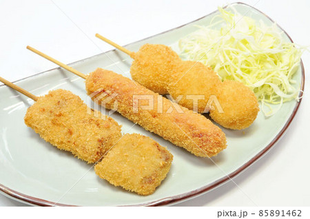 皿に盛り付けした串揚げ 皿に盛り付けした串揚げ 85891462