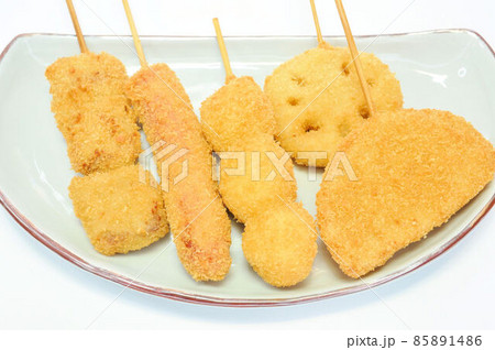 皿に盛り付けした串揚げ 85891486
