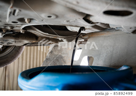 Change of old oil in a car engine. 85892499