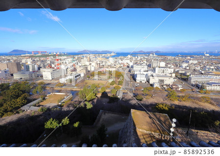 丸亀城 御三階櫓から眺める街並み（丸亀駅方面） 85892536
