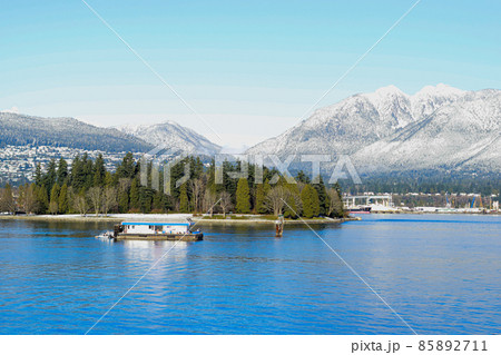 バンクーバー、コールハーバーの冬の風景、雪に覆われた山 バンクーバー、コールハーバーの冬の風景、雪に覆われた山 85892711