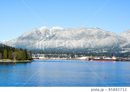 バンクーバー、コールハーバーの冬の風景、雪に覆われた山 85892712