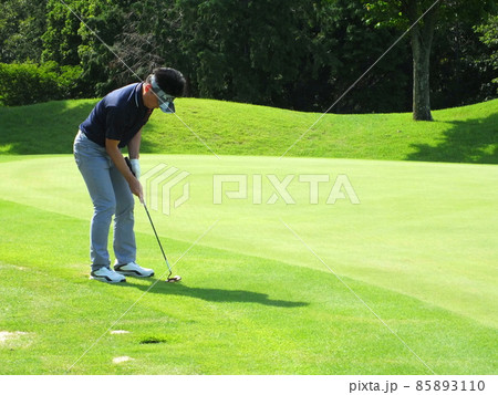 ゴルフプレー ゴルファー  グリーンカラーからパターパット 85893110