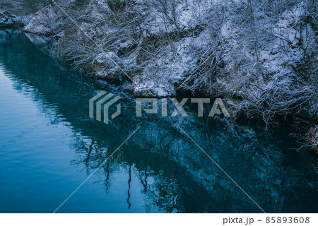 【山清路】冬の犀川【東筑摩郡生坂村】 85893608