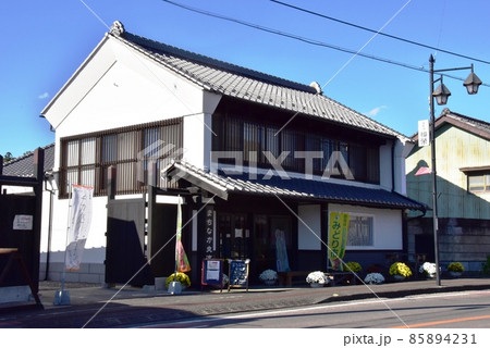 群馬県みどり市　まちなか交流館と秋晴れの空 85894231