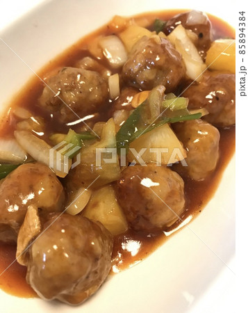 肉団子、豚肉、玉ねぎ、パイナップル、妻の手作り家庭料理、家庭で楽しむ夕ご飯、幸せ家族、コロナを楽しむ 85894384