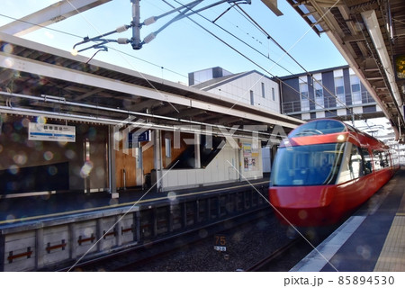 神奈川県秦野市 小田急線鶴巻温泉駅を通過する新型ロマンスカー 神奈川県秦野市 小田急線鶴巻温泉駅を通過する新型ロマンスカー 85894530