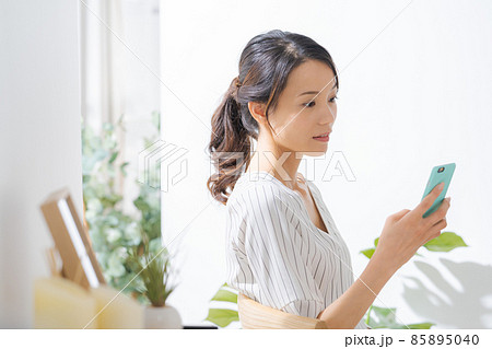 30代女性　スマートフォン　室内 85895040