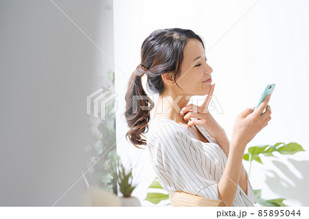 30代女性　スマートフォン　室内 85895044
