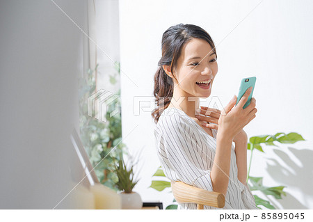 30代女性　スマートフォン　室内 85895045