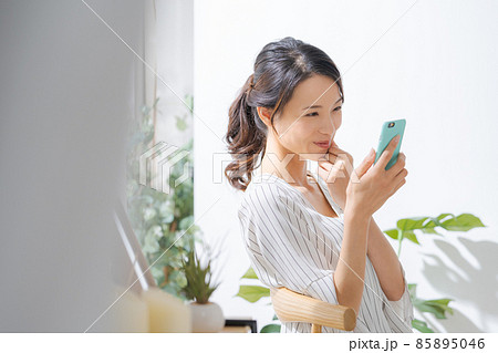 30代女性　スマートフォン　室内 85895046
