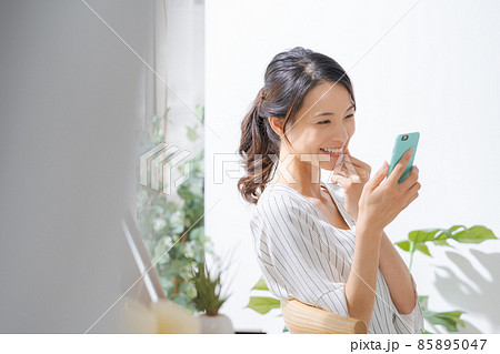 30代女性　スマートフォン　室内 85895047