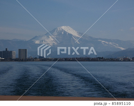 伊吹山を背に竹生島に向かう船の航跡　【長浜】 85895110