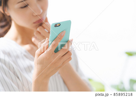 30代女性　スマートフォン　室内 85895218