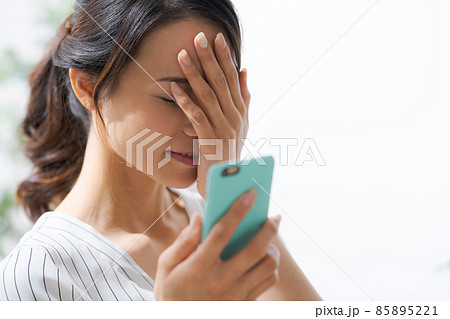 30代女性 スマートフォン 室内 30代女性 スマートフォン 室内 85895221