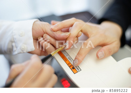 ジェルネイル 施術シーン 美容室イメージ 写真素材 ジェルネイル 施術シーン 美容室イメージ 写真素材 85895222
