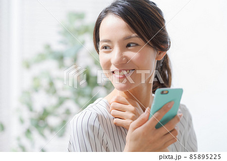30代女性　スマートフォン　室内 85895225