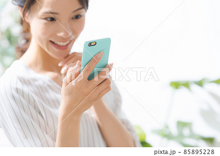 30代女性 スマートフォン 室内 30代女性 スマートフォン 室内 85895228