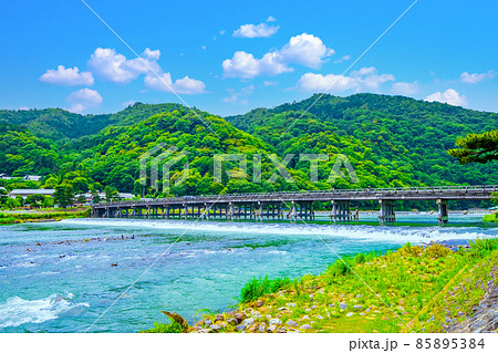 嵐山の新緑と渡月橋 85895384