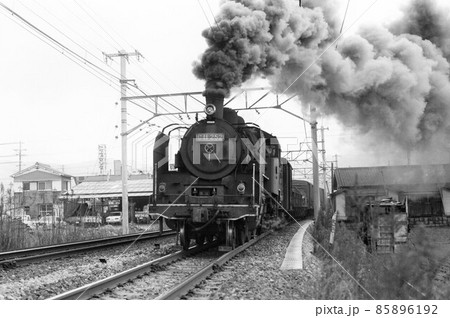 昭和の記録　片町線　鴻池新田を出発する蒸気機関車 85896192
