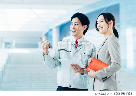 作業員の男性とビジネスウーマン 85896733
