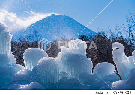 (山梨県)西湖・野鳥の森公園の氷柱と富士山 (山梨県)西湖・野鳥の森公園の氷柱と富士山 85896803
