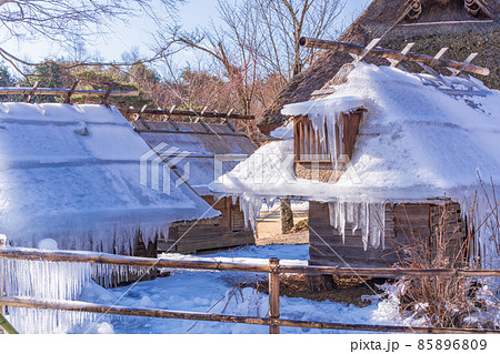 （山梨県）西湖・野鳥の森公園の氷柱と富士山 85896809