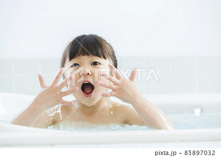 女の子　子供　バスタイム 85897032