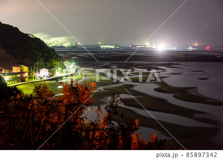 夜明け前の新舞子海岸の干潟 夜明け前の新舞子海岸の干潟 85897342