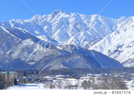 白馬の冬 雪晴れの五竜岳 白馬の冬 雪晴れの五竜岳 85897376