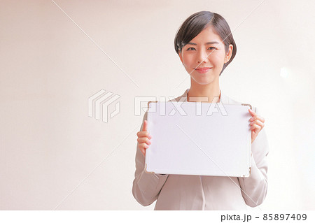 メッセージボードを持つにこやかな女性1 メッセージボードを持つにこやかな女性1 85897409