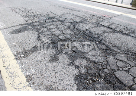 広範囲でひび割れた道路 85897491
