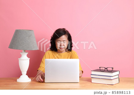 Senior with Technology Senior with Technology 85898113