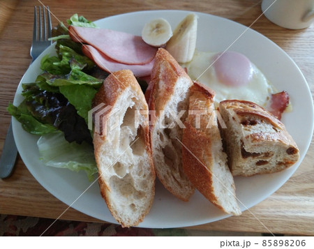 フランスパンと目玉焼き フランスパンと目玉焼き 85898206