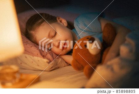 child is sleeping in the bed 85898805