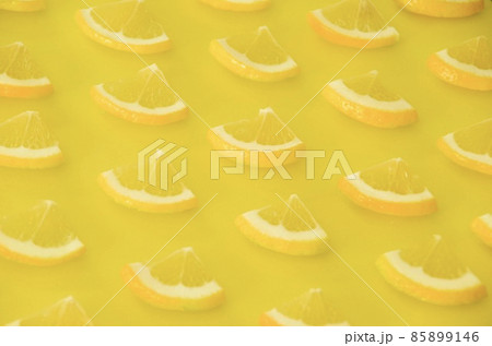 一面に並ぶレモンの扇形スライス　アップ 85899146