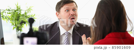 Man making interview with politician 85901609