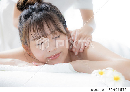マッサージを受ける若い女性 マッサージを受ける若い女性 85901652