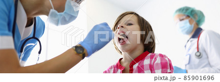 Kid in hospital on diagnostic Kid in hospital on diagnostic 85901696
