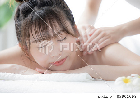 マッサージを受ける若い女性 85901698