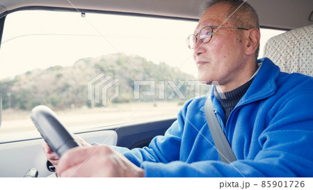 自動車を運転するシニアの男性 85901726