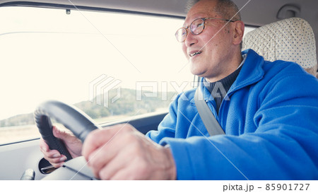 自動車を運転するシニアの男性 自動車を運転するシニアの男性 85901727