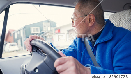 自動車を運転するシニアの男性 85901728