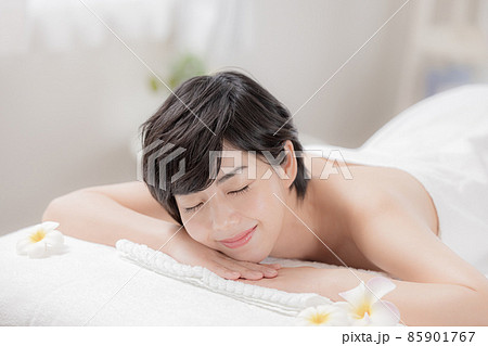 マッサージを受ける若い女性 85901767